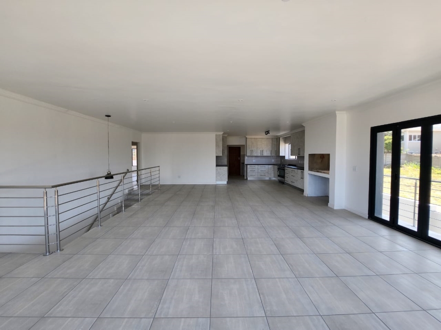 5 Bedroom Property for Sale in Wavecrest Eastern Cape